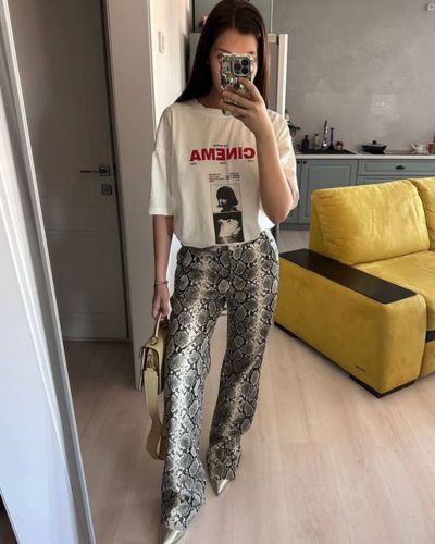 Look casual con pantalón de snake print 