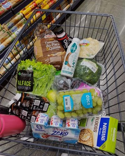 Foto de carrito de súper con alimentos variados