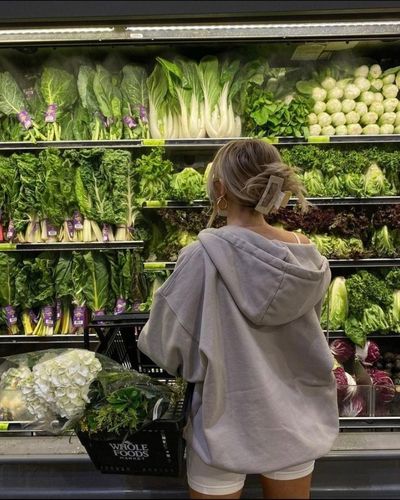 Foto de una mujer haciendo súper saludable en el área de verduras