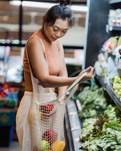 Foto de una mujer haciendo súper saludable