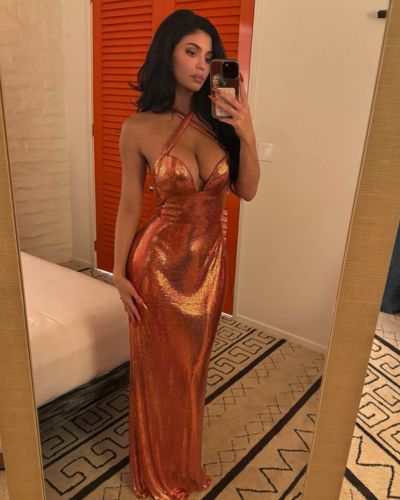 Kylie Jenner usando vestido color naranja