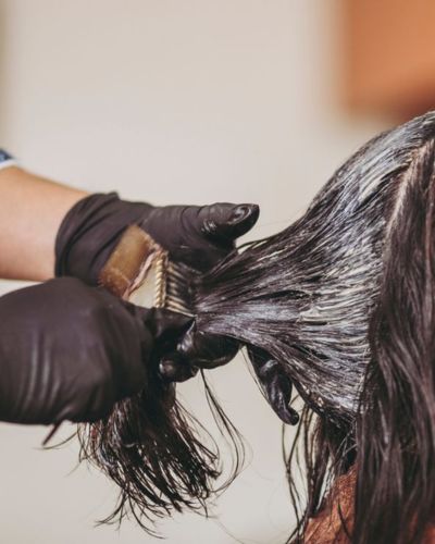Foto en primer plano de retoque de tinte en estética profesional
