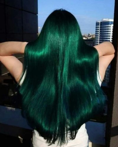 Foto de espaldas de mujer luciendo tintes fantasía en tono esmeralda