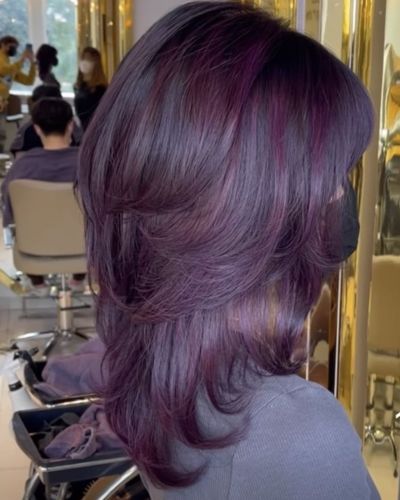 Foto 3/4 de mujer luciendo un tono violeta