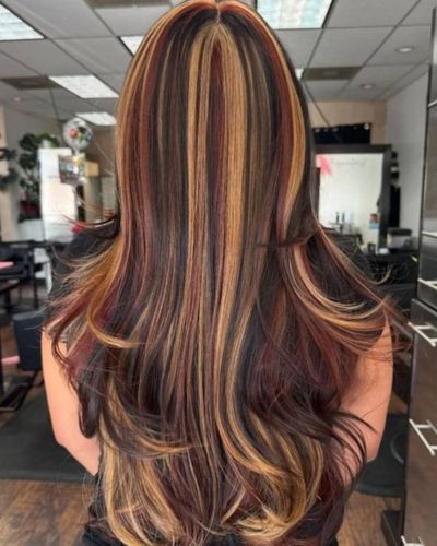 Foto de espaldas de mujer en el salón de belleza con cabello efecto carey