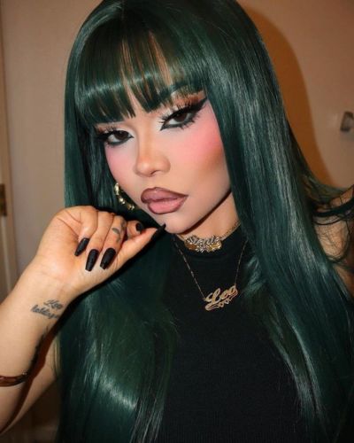 El tinte esmeralda resalta sobre todo en pieles medias 