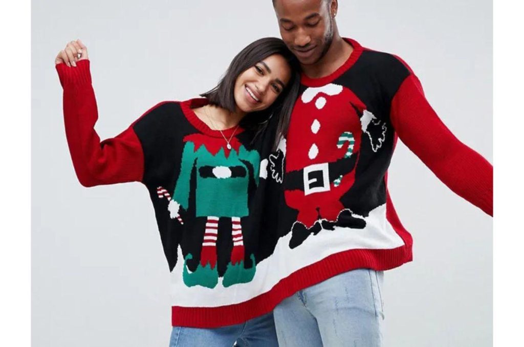 Pareja usando ugly sweaters de Santa Claus y su elfo travieso, sonriendo y divertidos juntos