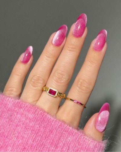 Foto de uñas cat eye en color rosa para San Valentín