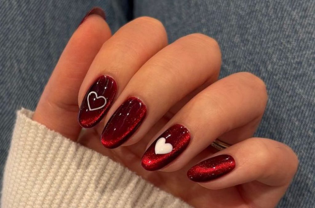Foto de uñas cat eye en color rojo para San Valentín