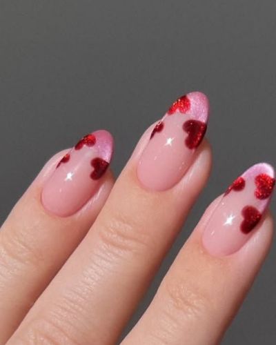 Uñas francesas con corazones rojos minis