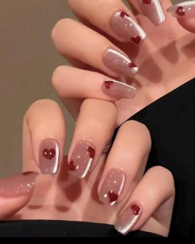 Foto de uñas cat eye en color nude para San Valentín