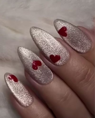 Foto de uñas cat eye plateadas para San Valentín