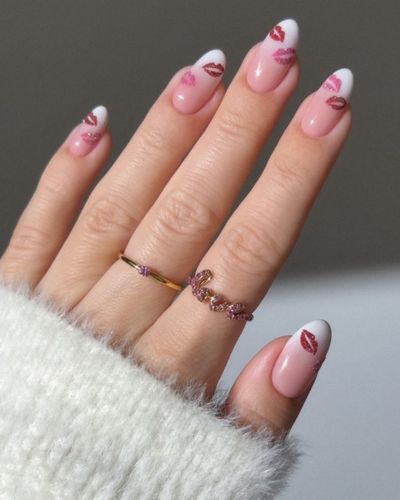 Uñas con besos rosas y rojos 