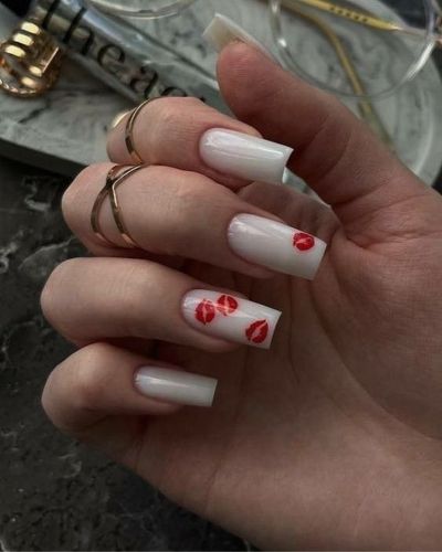 Uñas cuadradas con besos en color rojo 