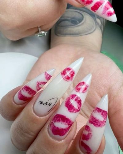 Uñas stiletto con besos rosas