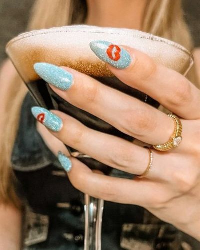 Uñas con efecto cat eye en color azul con besos en color rojo