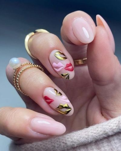 Manicura nude con besos en color rosa, rojo y dorado con efecto espejo