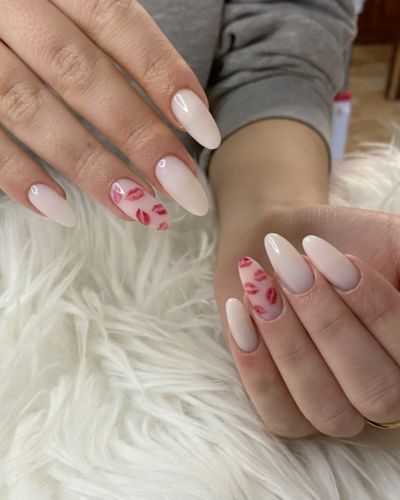 Milky nails con labios mini rojos en el dedo anular