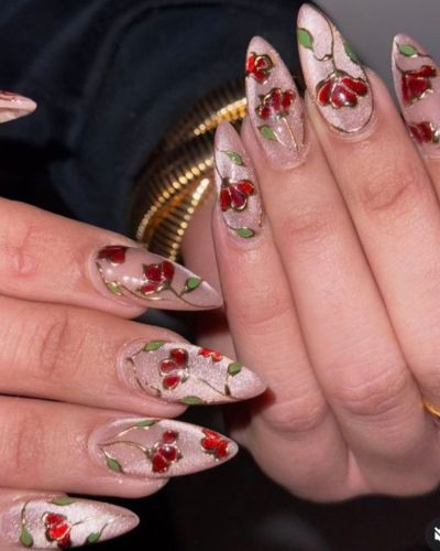 Foto de uñas nude con efecto cat eye y rosas rojas