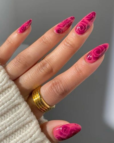 Foto de uñas con rosas maximalistas en color rosa mexicano