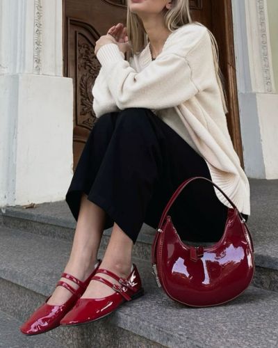 Zapatos de bailarinas, zapatos en tendencia 2026: flats románticos y cómodos (a veces con listones); se llevan mejor con jeans, vestidos babydoll o sastrería para contraste.