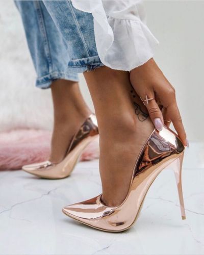 Zapatos de tacón en stilettos, zapatos en tendencia 2026: tacón fino y elegante que estiliza; se llevan mejor con vestidos midi, sastrería y jeans oscuros para noche.