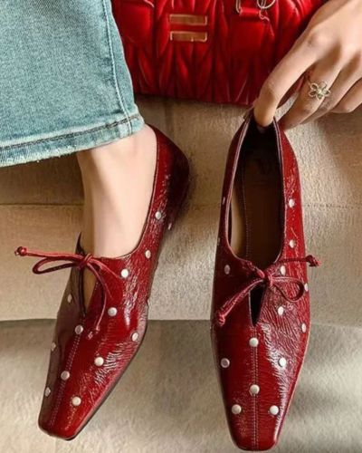 Zapatos slippers, zapatos en tendencia 2026: tipo pantufla sofisticada, sin agujetas y de vibe relajado; van mejor con conjuntos tejidos, lino o sastrería oversize.