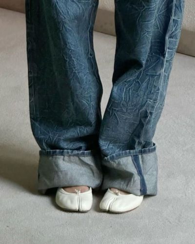 Zapatos tabi, zapatos en tendencia 2026: con punta dividida estilo “pezuña”; quedan top con looks minimalistas, sastre y jeans wide leg.