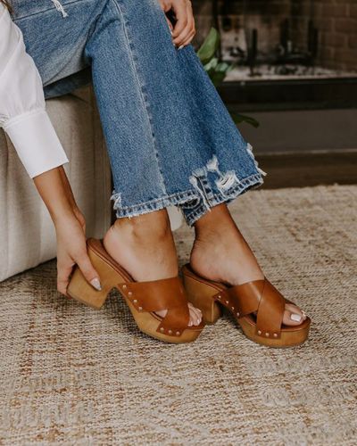 Zuecos, zapatos en tendencia 2026: suela chunky o madera con vibes 70s; combinan perfecto con denim, vestidos boho y conjuntos casuales.