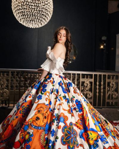 Emily Cinnamon Álvarez posa con vestido de la colección Morelia de Alonso Máximo durante su debut en la New York Fashion Week 2026.