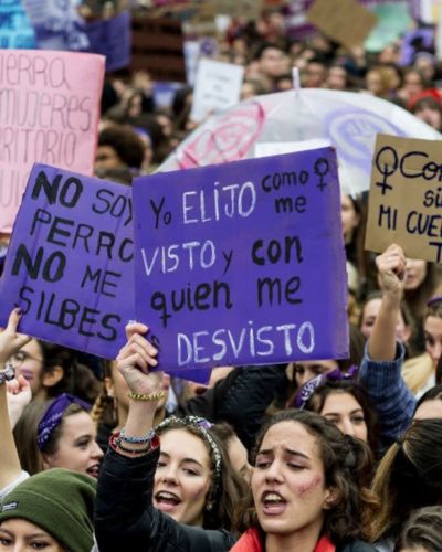 Outfits cómodos para marchar el 8M: cómo vestirte para sentirte fuerte, libre y segura