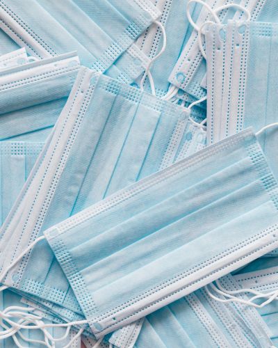 Cubrebocas desechables como medida de prevención ante brote de sarampión en México.