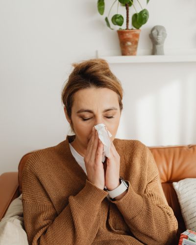 Mujer con síntomas respiratorios que podrían confundirse con sarampión en etapa inicial.