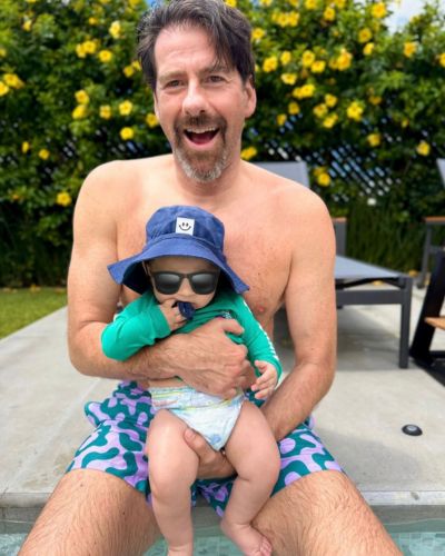 Eduardo Videgaray sostiene a su bebé en una piscina mientras disfruta de un momento familiar al aire libre.