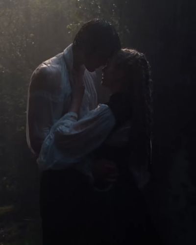 Heathcliff y Catherine bajo la lluvia en una escena oscura de Cumbres borrascosas 2026.