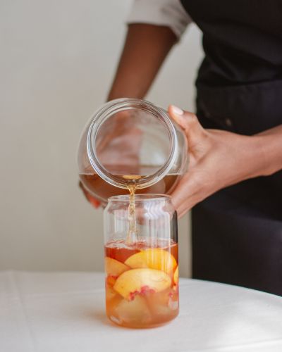 Segunda fermentación de kombucha con frutas en frasco de vidrio.