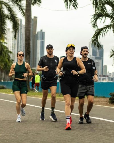 Grupo de personas corriendo al aire libre como ejercicio para mejorar la sensibilidad a la insulina.