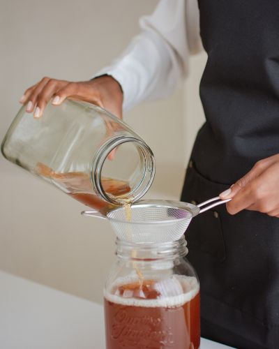 Colado de kombucha casera antes de embotellar.