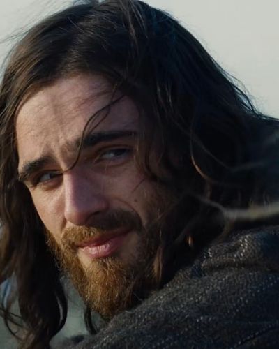 Jacob Elordi como Heathcliff en plano cerrado mostrando expresión intensa en Cumbres borrascosas.