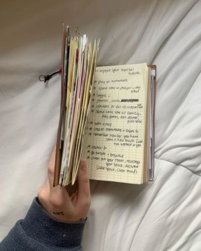 Cuaderno con lista escrita a mano como parte de un ritual de journaling para vaciar la mente y organizar pendientes.