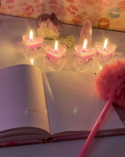 Rituales de afirmaciones frente al espejo con velas y agenda como práctica de amor propio y reconexión emocional.