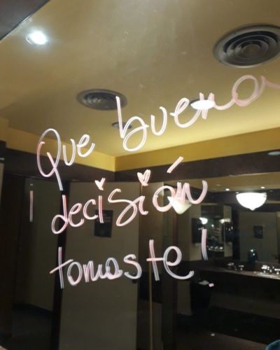 Afirmación escrita en espejo como parte de los rituales de mirror work para fortalecer autoestima.