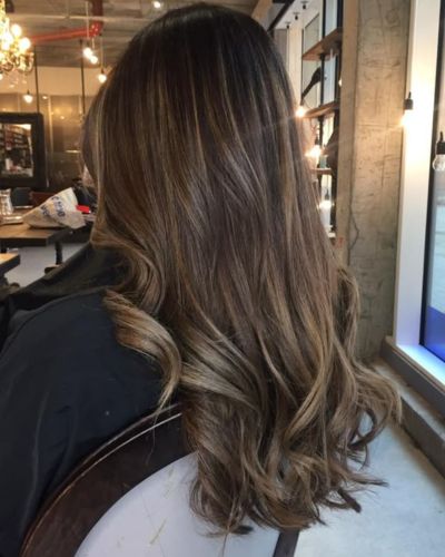 El balayage soft glow es perfecto para un cambio de look suave, delicado y femenino