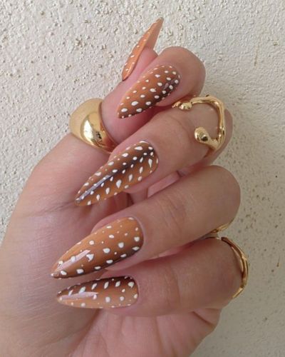 Uñas bambi en corte stiletto 