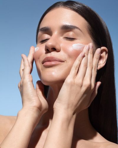 Elige un bloqueador solar que se unifique con la textura natural de tu piel y que te permita reaplicar de forma práctica y eficaz