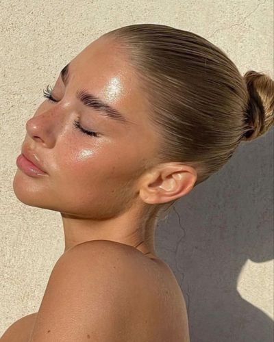 Para aplicar bloqueador solar sobre tu maquillaje elige una textura ligera, pero duradera