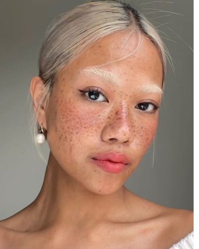 Las bleached brows transforman por completo la expresión del rostro y aporta un aire moderno, arriesgado y minimalista