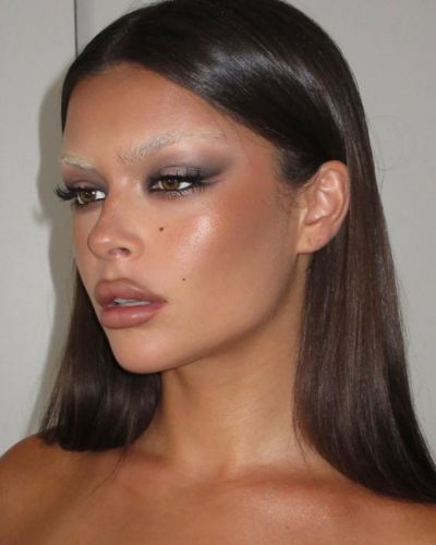 Puedes optar por un look natural que equilibre el rostro o potenciar ojos y labios para un acabado más dramático.