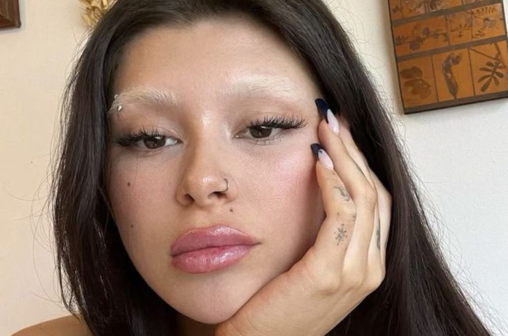 Las cejas decoloradas crean un efecto moderno y minimalista que puede ser tan sutil o dramático como tú lo decidas.