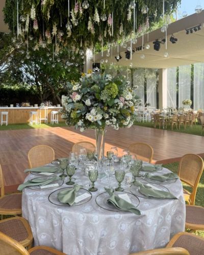 Los centros de mesa para tu boda deben seguir tu visión, pero no deben ser incomodos para tus invitados